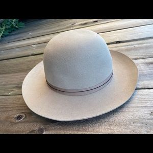 Wyeth Nico soft wool hat
Wonderful hat
adjustable